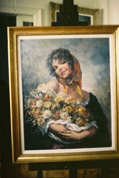Joven con flores