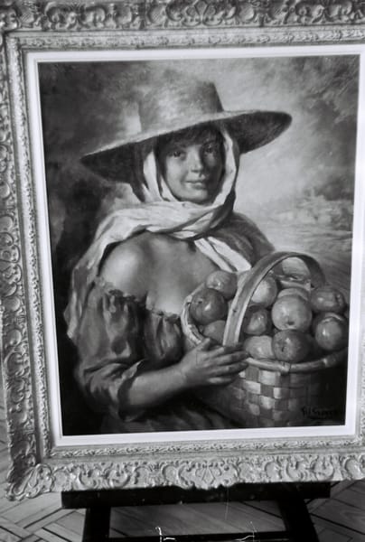 Campesina con cesta de manzanas