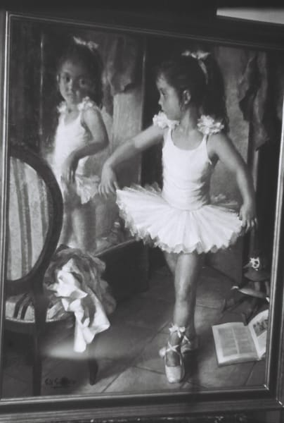 Pequeña bailarina frente al espejo