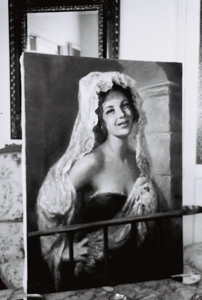 Mujer bajo el arco