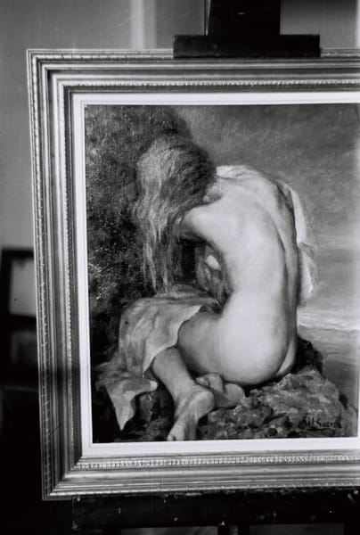 Mujer desnuda en el mar